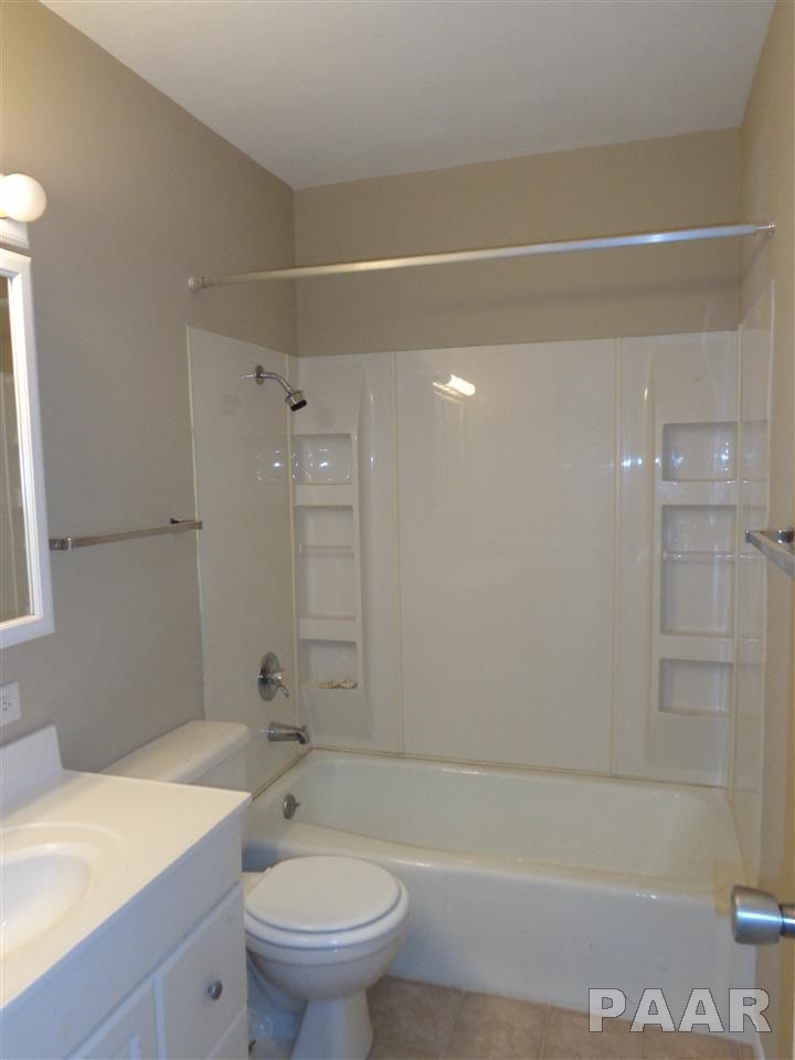6322 North Randwick Road Peoria, IL 61615 - Photo 8 of 12 Gallery Image 8