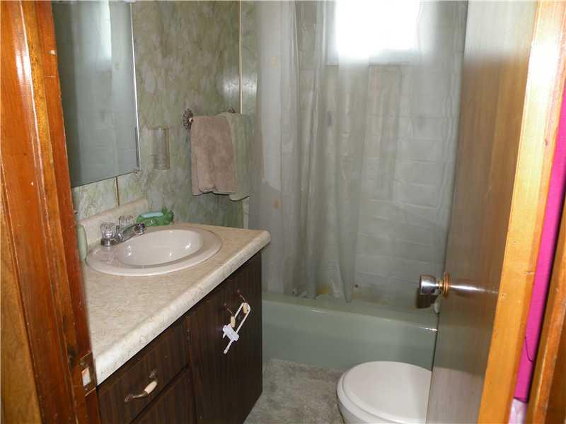 954 Armbrust Hecla Road Mount Pleasant, PA 15685 - Photo 20 of 25 Full Bath. Side 2 full bath with tub & shower