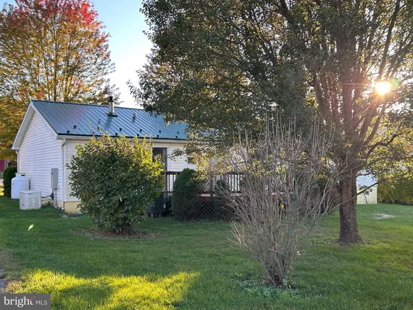 a view of a back yard