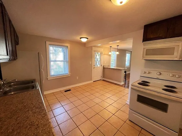 $1,499 | 212 East Washington Street, Unit LOWR, Delavan, WI 53115