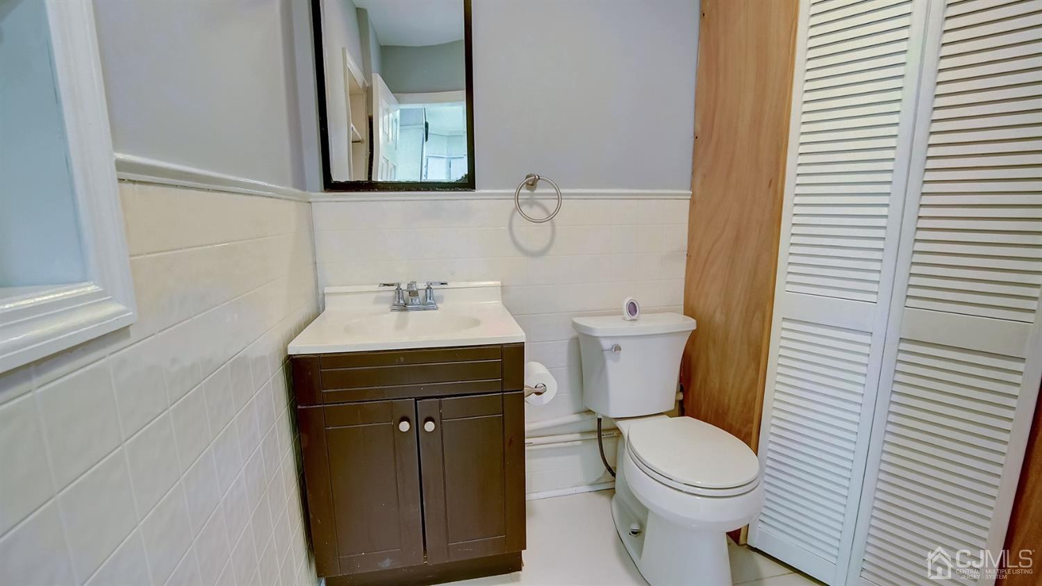 10 Melville Road Edison, NJ 08817 - Photo 26 of 32 a bathroom with a toilet sink and mirror
