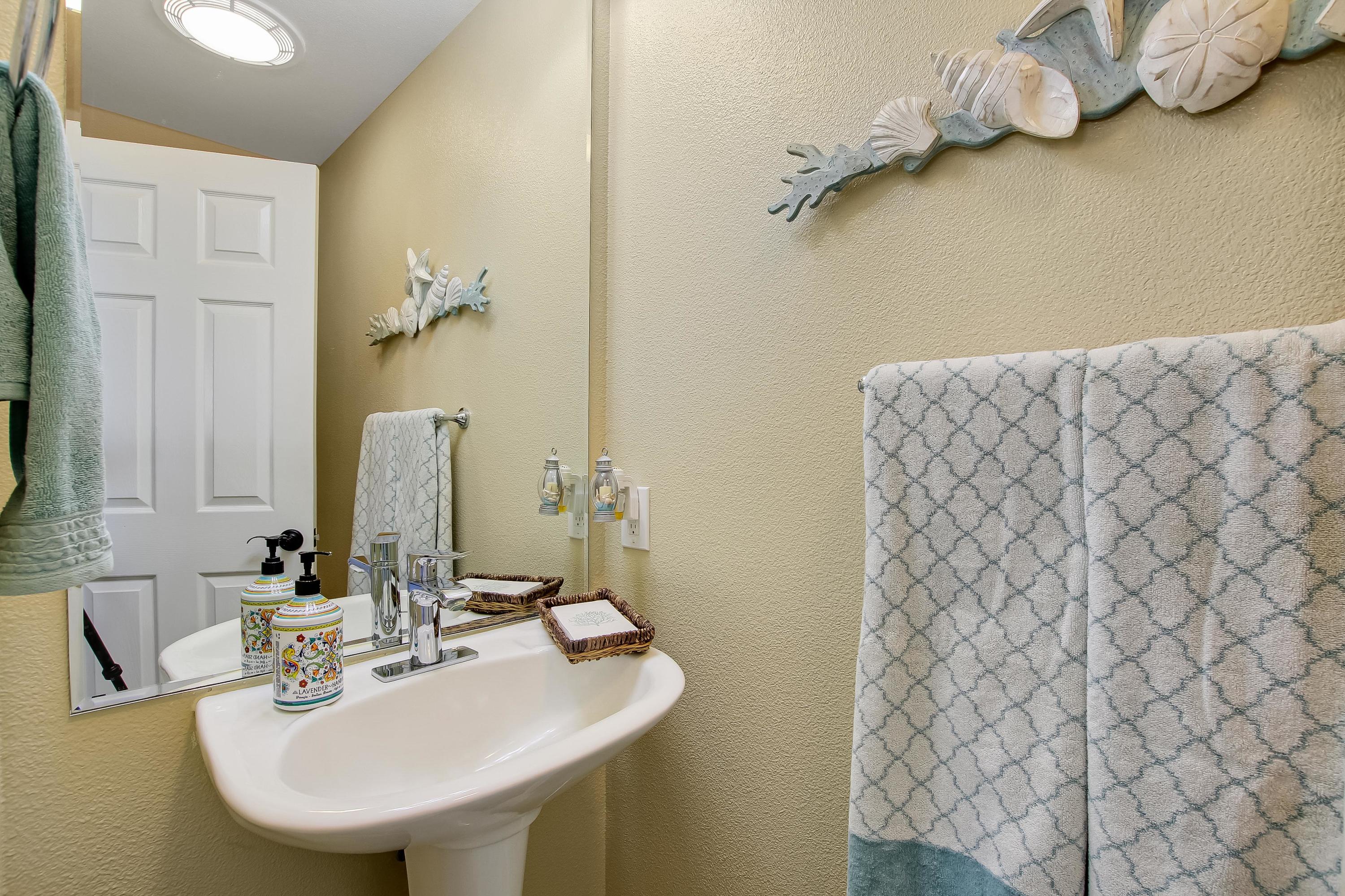 586 Poppyfield Place Goleta, CA 93117 - Photo 7 of 37 a bathroom with a sink and a mirror