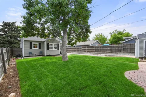 a view of a house with a backyard