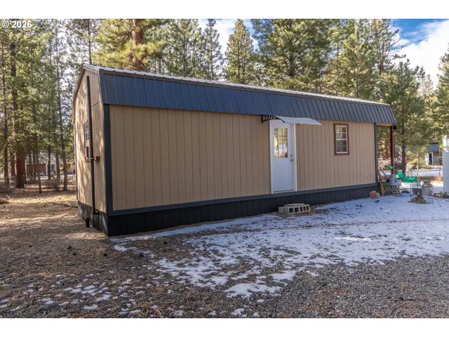 a view of a house with backyard