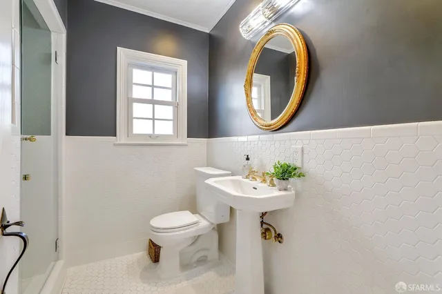 a view of a pathway with a pathway