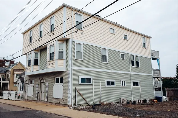 $2,600 | 603 Thames Street, Unit 1, Newport, RI 02840