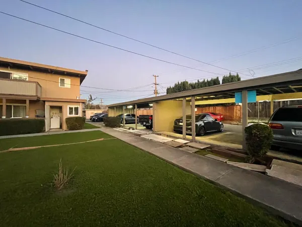 a view of a parking area