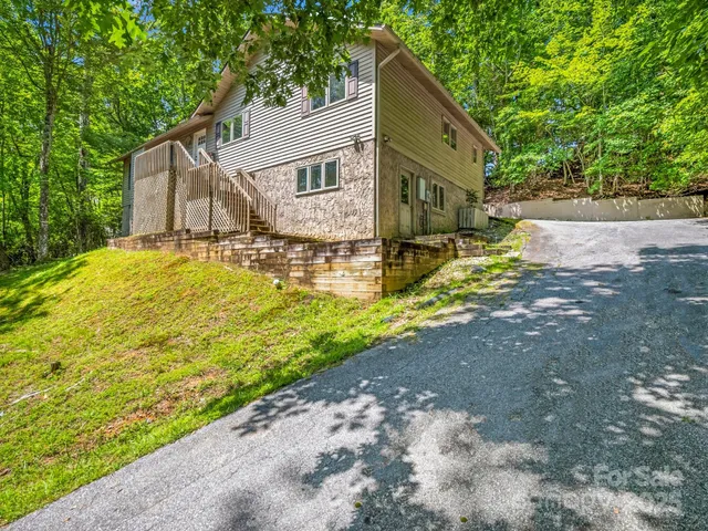 a view of a house with backyard and trees