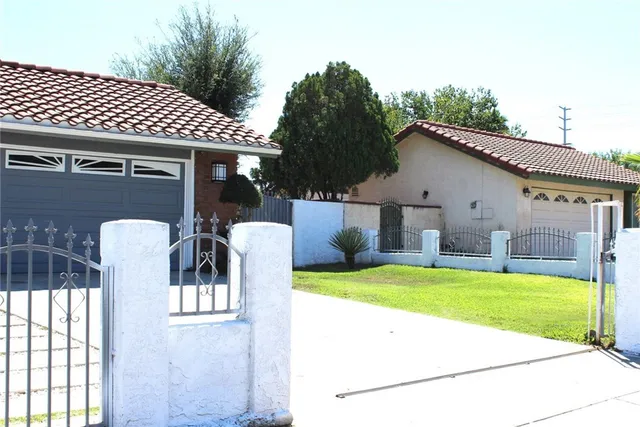 a view of a house with backyard and sitting area