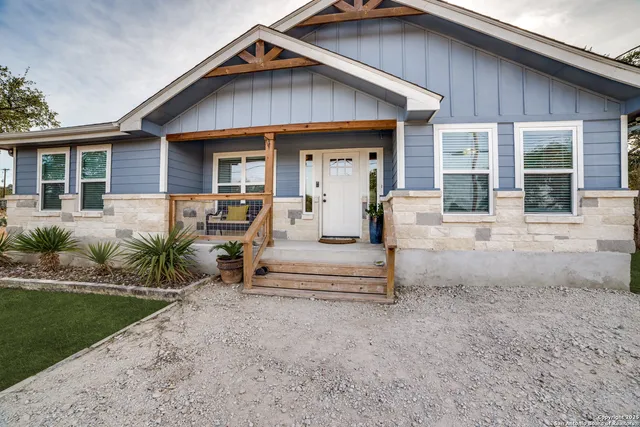 a view of a house with backyard porch and garden