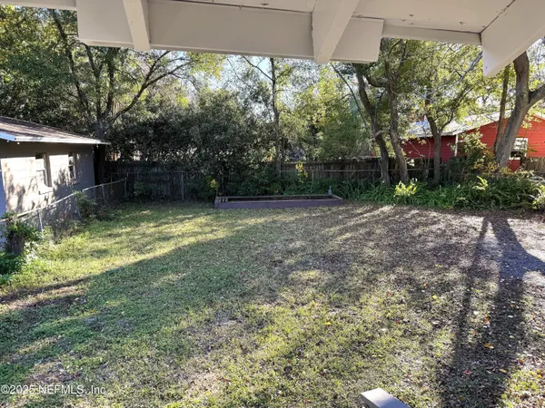 a view of a back yard