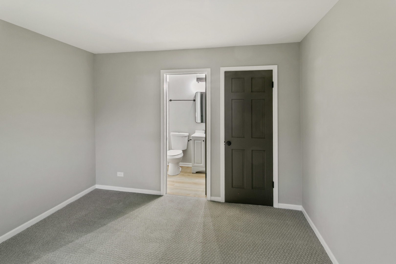 1554 Chickasaw Drive Naperville, IL 60563 - Photo 17 of 32 an empty room with a bathroom and a bathroom