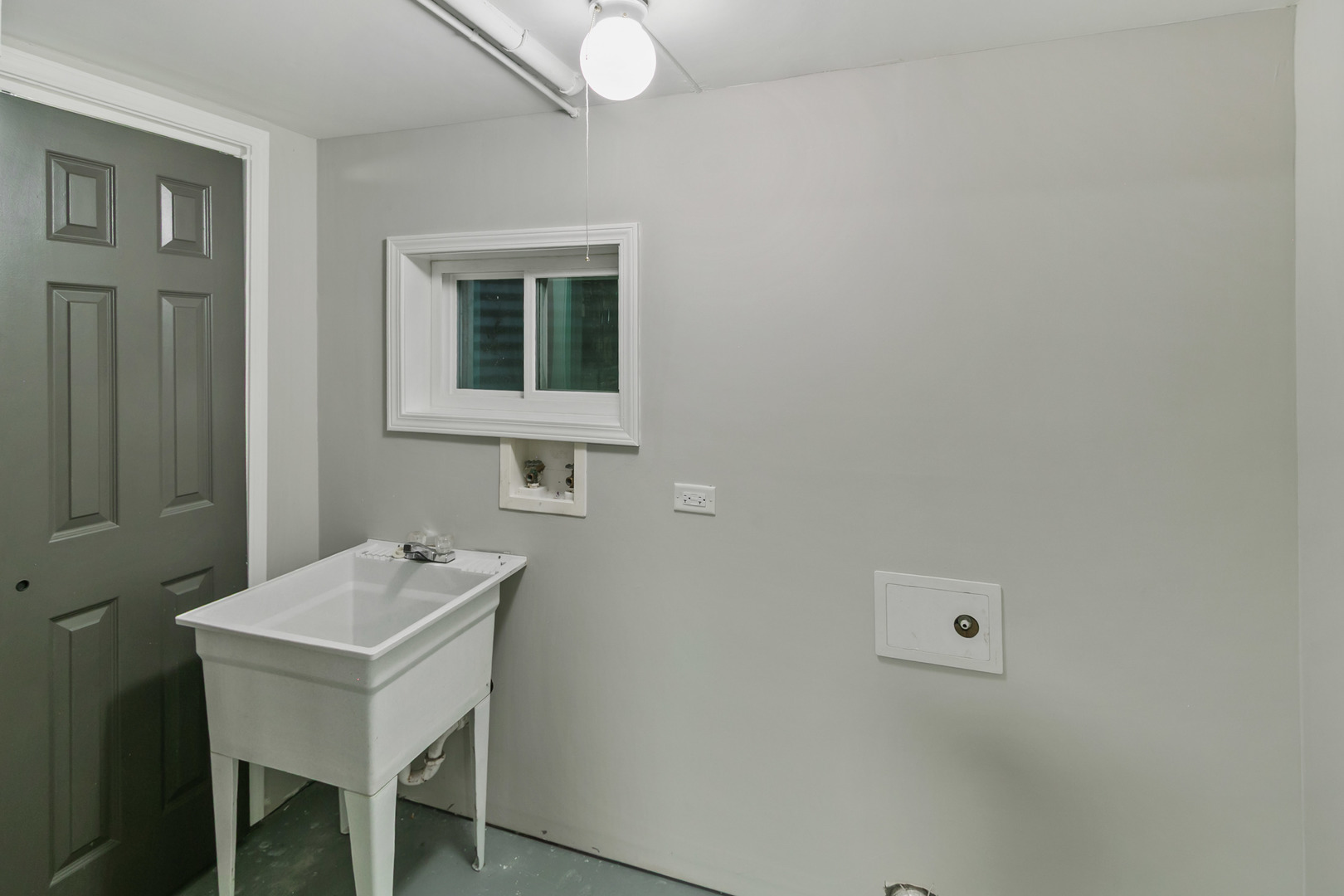 1554 Chickasaw Drive Naperville, IL 60563 - Photo 22 of 32 a bathroom with a sink and a mirror