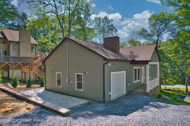 a view of back yard of the house