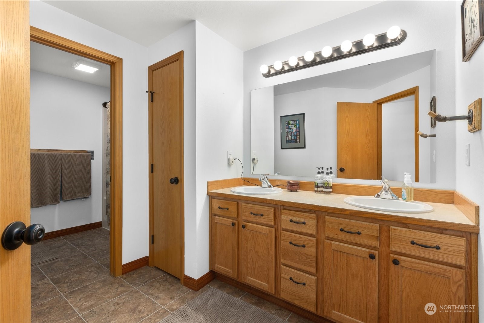 366 Twin Oaks Road Chehalis, WA 98532 - Photo 16 of 40 a bathroom with a double vanity sink and a mirror