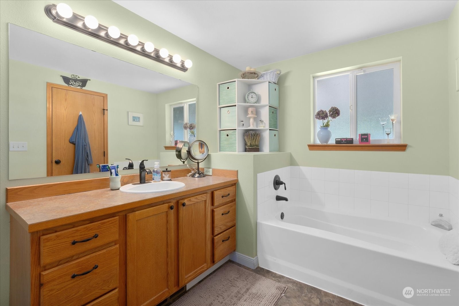 366 Twin Oaks Road Chehalis, WA 98532 - Photo 19 of 40 a bathroom with a tub a double vanity sink and a mirror