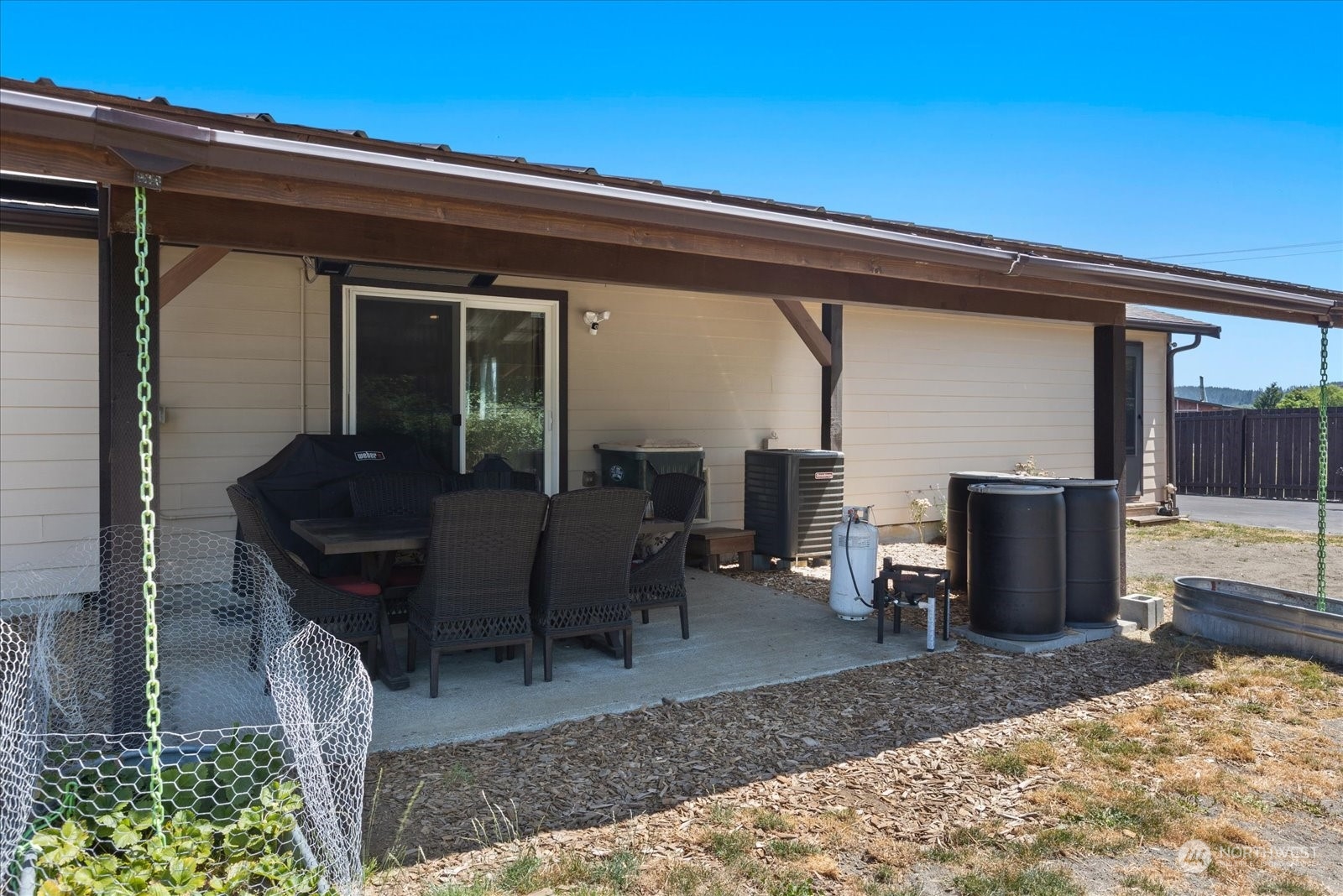 366 Twin Oaks Road Chehalis, WA 98532 - Photo 23 of 40 a view of a patio with table and chairs