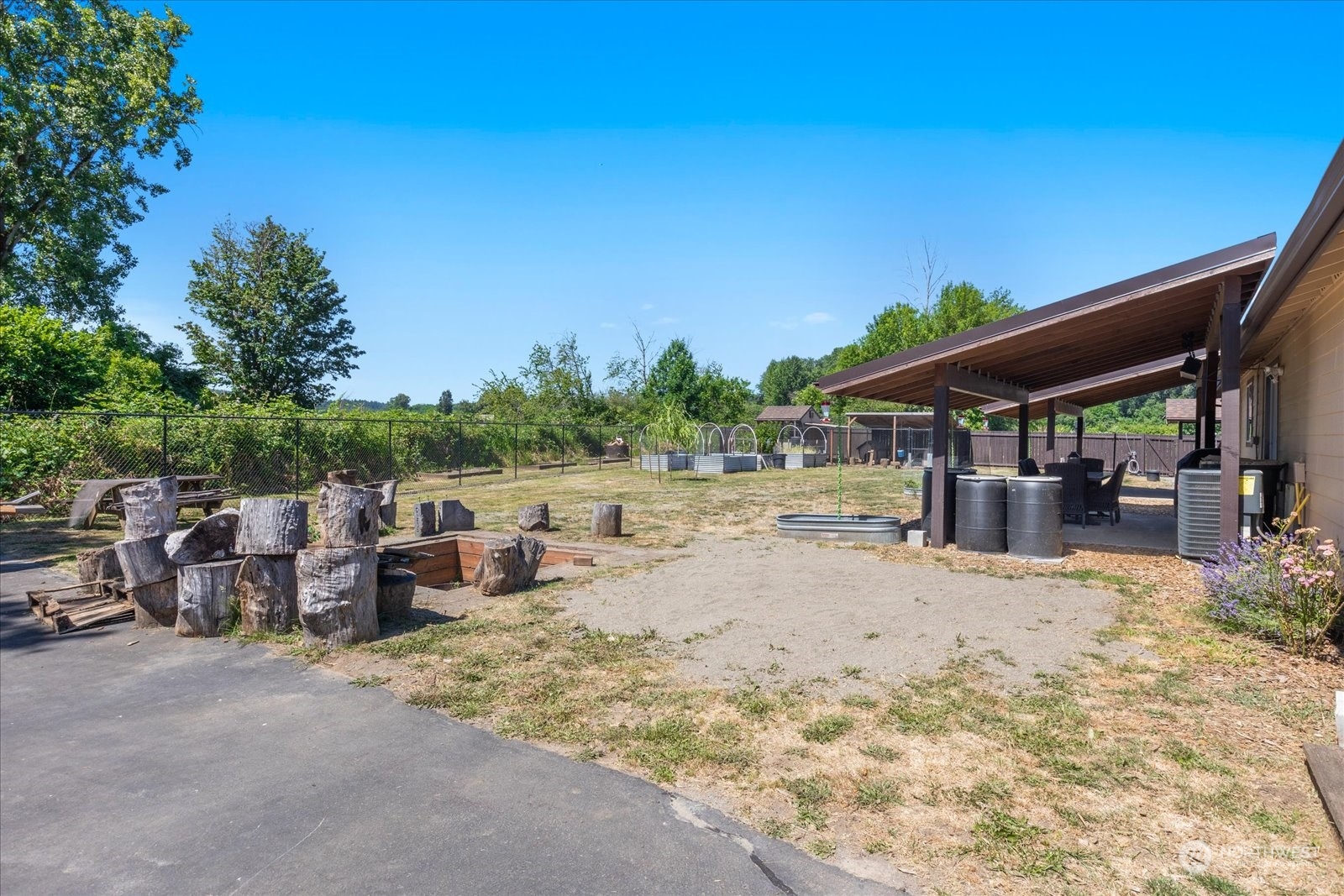 366 Twin Oaks Road Chehalis, WA 98532 - Photo 27 of 40 a view of a patio with a table and chairs under an umbrella