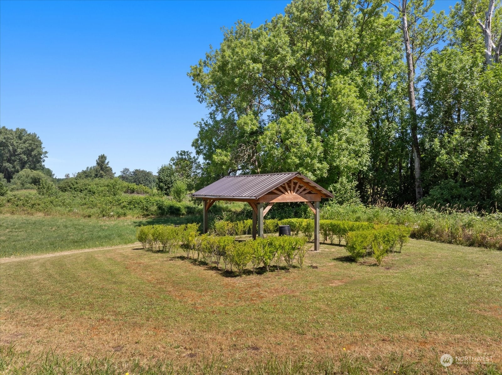 366 Twin Oaks Road Chehalis, WA 98532 - Photo 30 of 40 a view of a garden with an outdoor seating