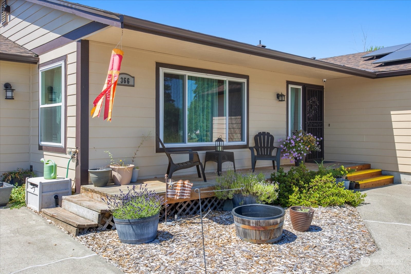 366 Twin Oaks Road Chehalis, WA 98532 - Photo 4 of 40 a building outdoor space with patio furniture and potted plants