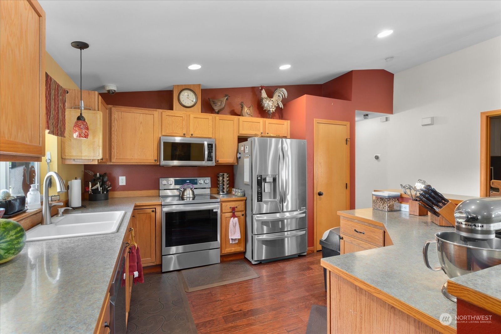 366 Twin Oaks Road Chehalis, WA 98532 - Photo 10 of 40 a kitchen with stainless steel appliances granite countertop a sink stove and refrigerator