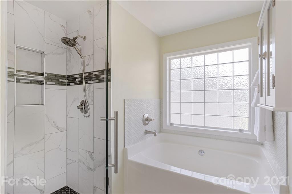 312 Black River Road Fletcher, NC 28732 - Photo 19 of 29 a bathroom with a bathtub