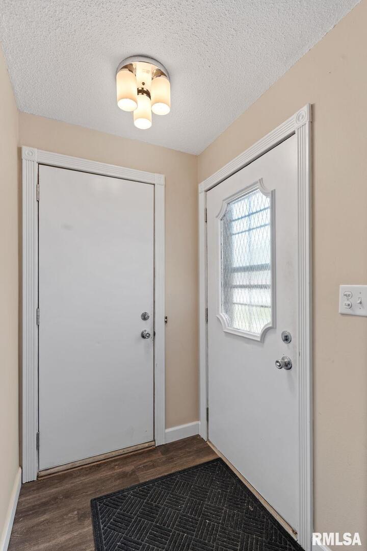 405 Westerfield Road Davenport, IA 52806 - Photo 3 of 33 Gallery Image 3