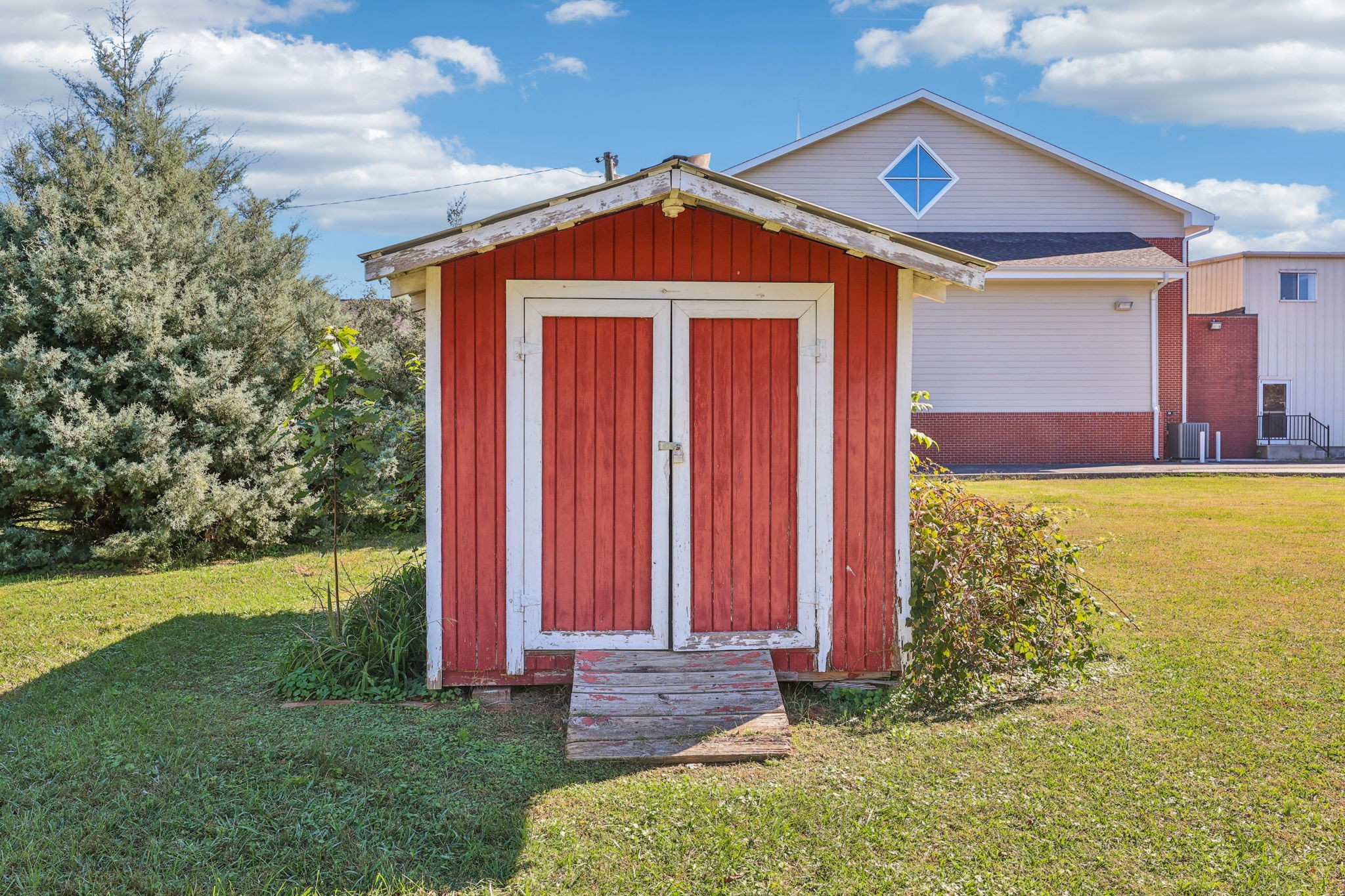 404 8th Avenue North Decherd, TN 37324 - Photo 21 of 23 a front view of a house with a yard
