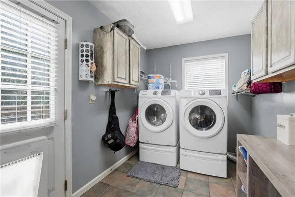 a en suite bathroom with a double vanity sink and mirror
