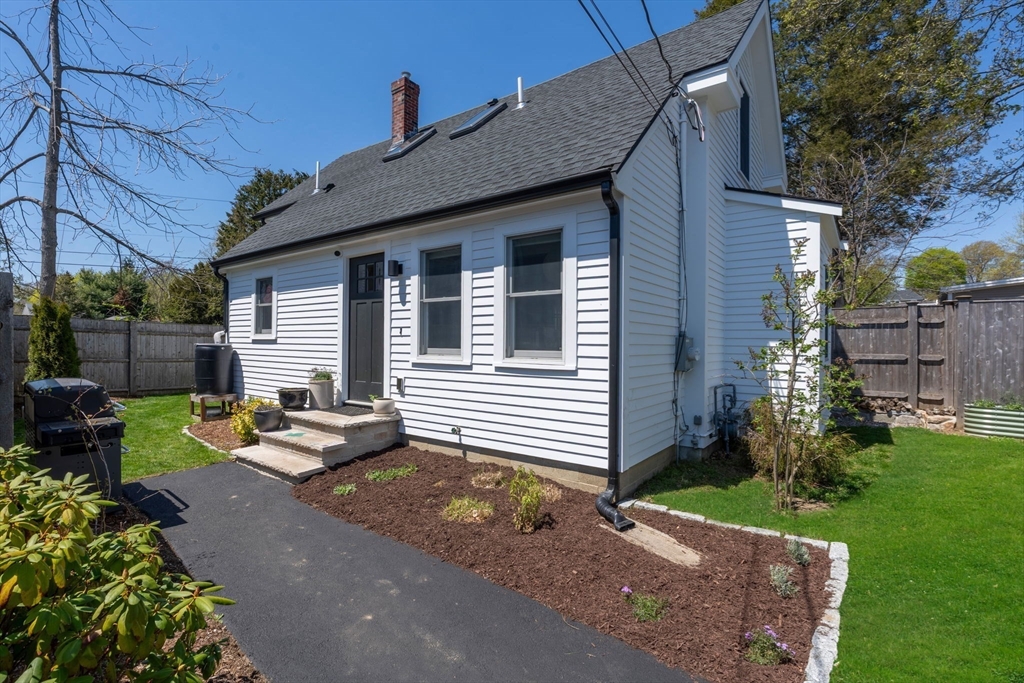 39 Topsfield Road Ipswich, MA 01938 - Photo 2 of 40
