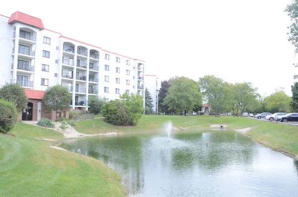 $2,200 | 475 Plum Creek Drive, Unit 505, Wheeling, IL 60090