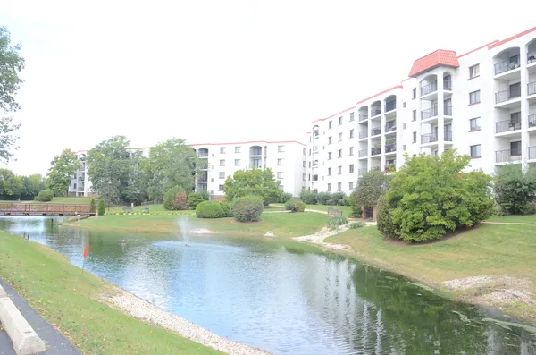 $2,200 | 475 Plum Creek Drive, Unit 505, Wheeling, IL 60090