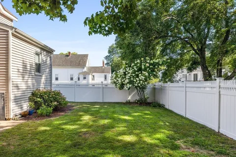 a view of a back yard