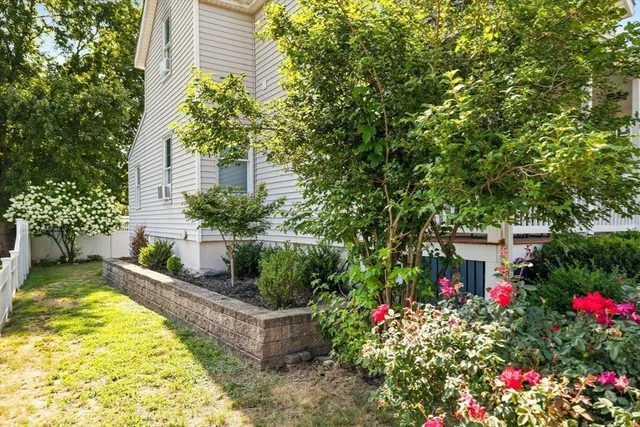 a flower garden with a flower garden