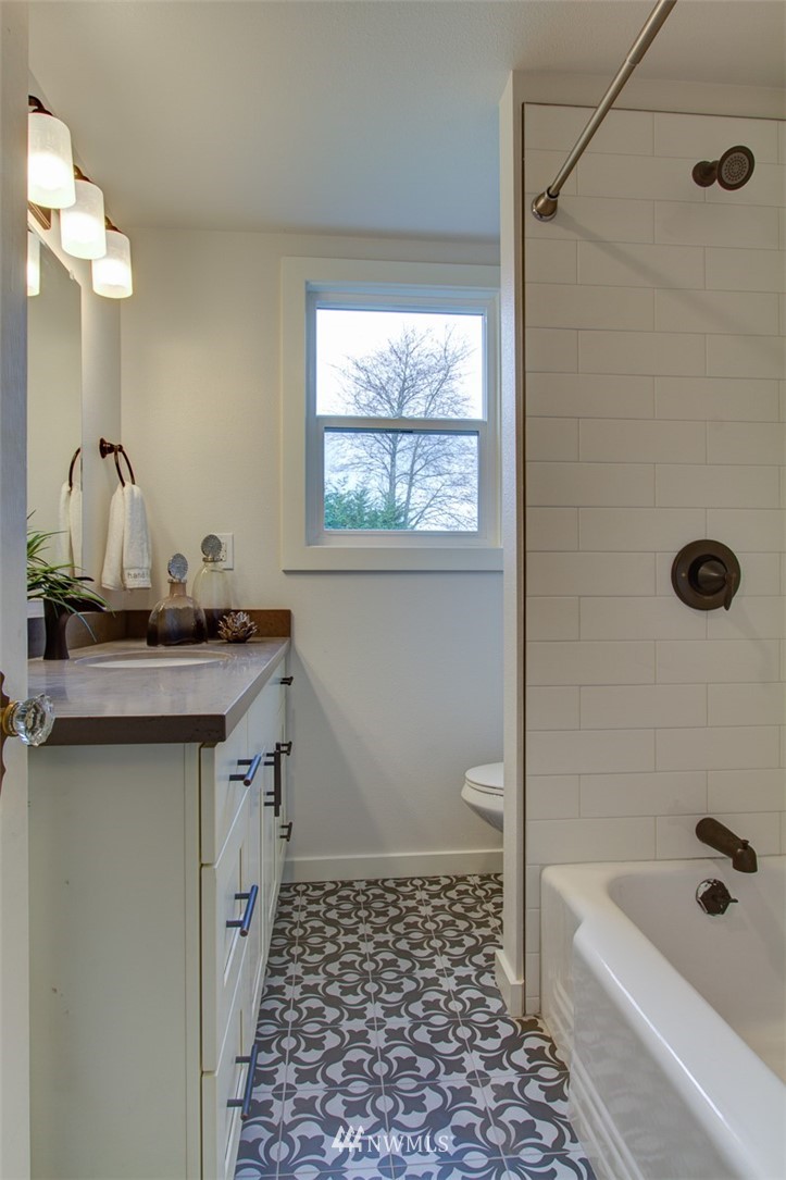 4102 Southwest Kenyon Street Seattle, WA 98136 - Photo 13 of 21 Gallery Image 13