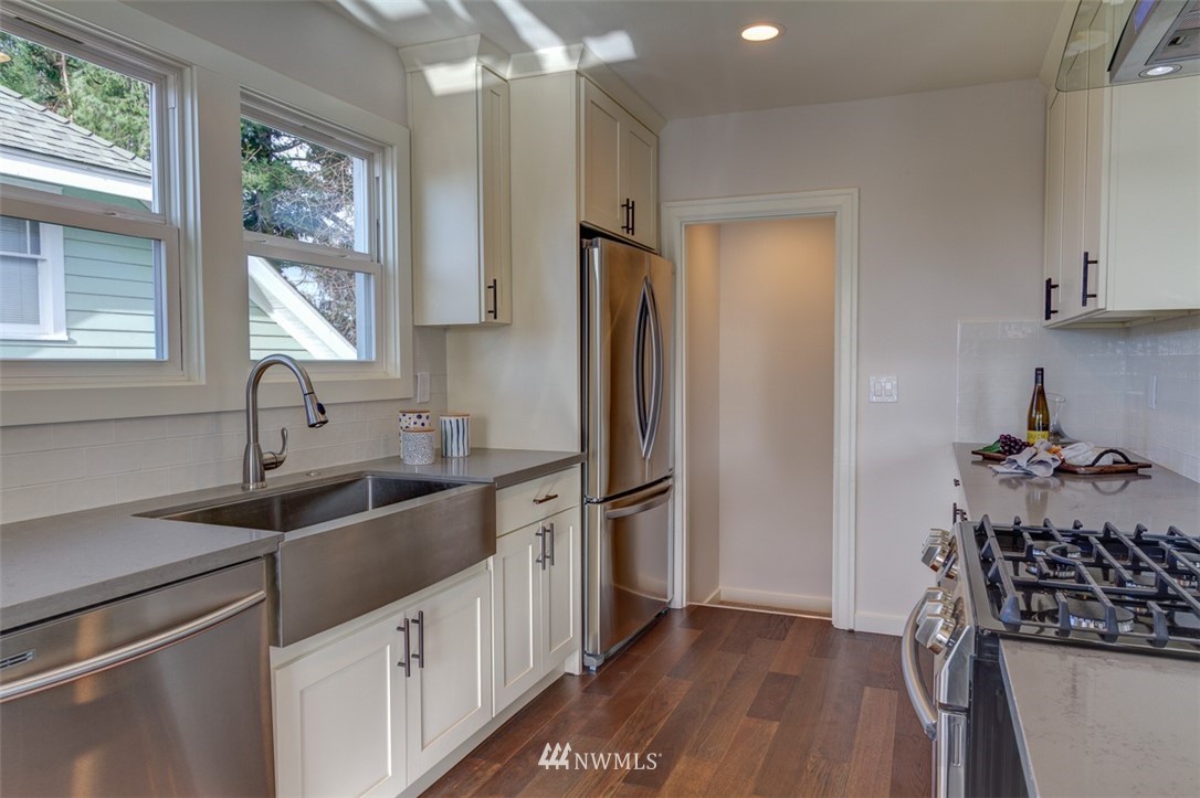4102 Southwest Kenyon Street Seattle, WA 98136 - Photo 5 of 21 Gallery Image 5