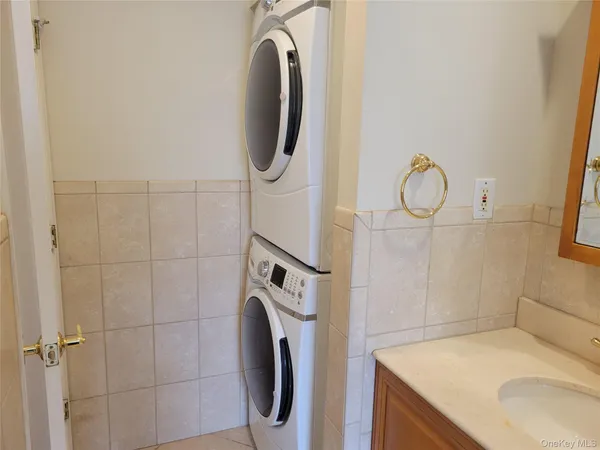 $2,675 | 100 Town House Village, Unit 805, Islandia, NY 11749