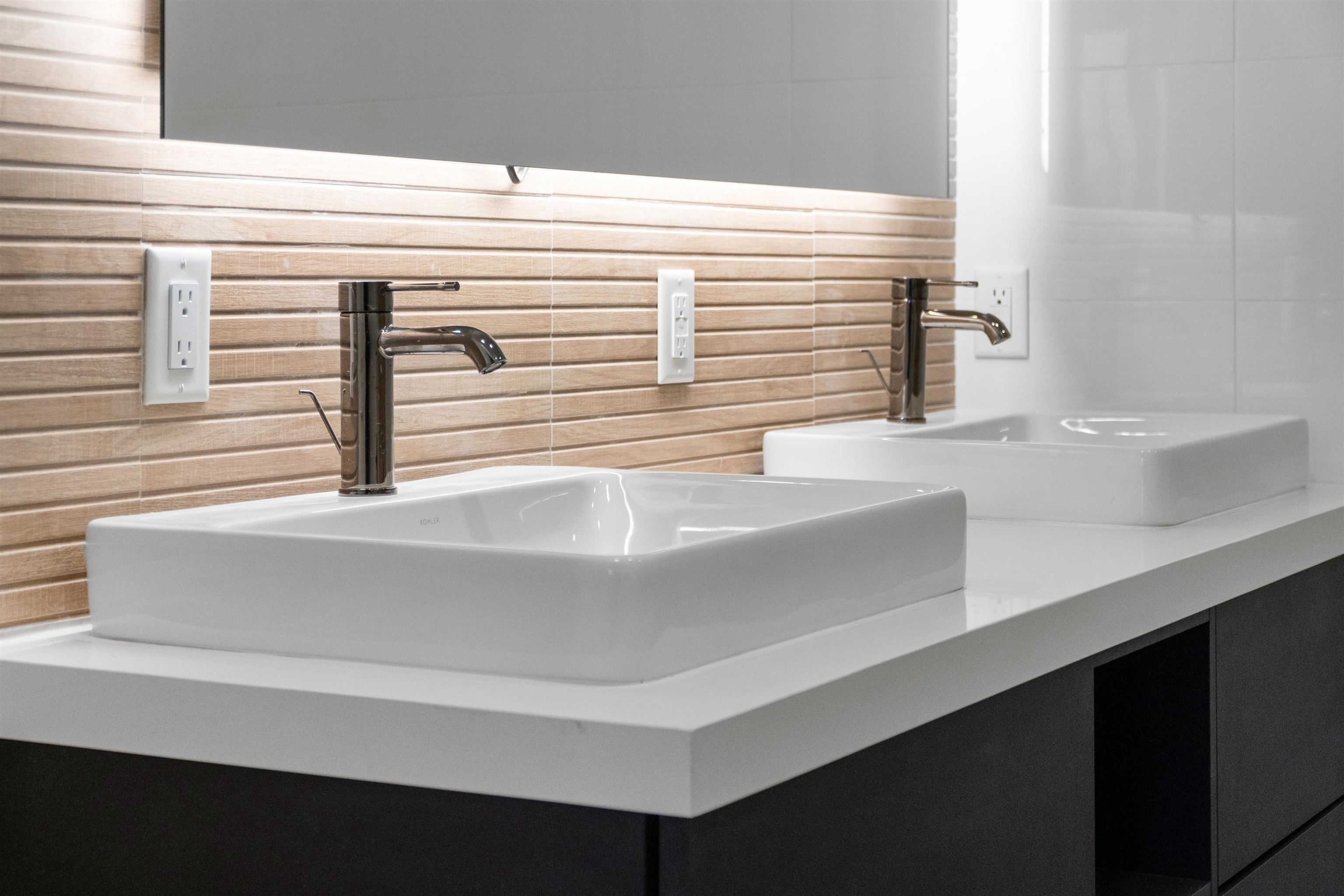 7101 River Road, Unit 310B North Bergen, NJ 07047 - Photo 25 of 36 a bathroom with a sink and a bathtub