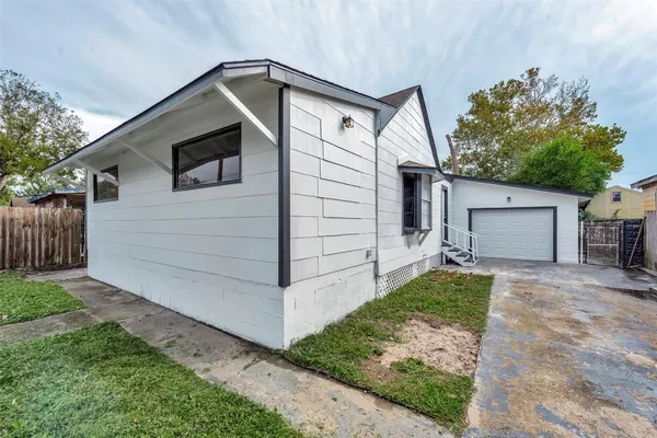 $2,300 | 204 Hafer Avenue, Baytown, TX 77520