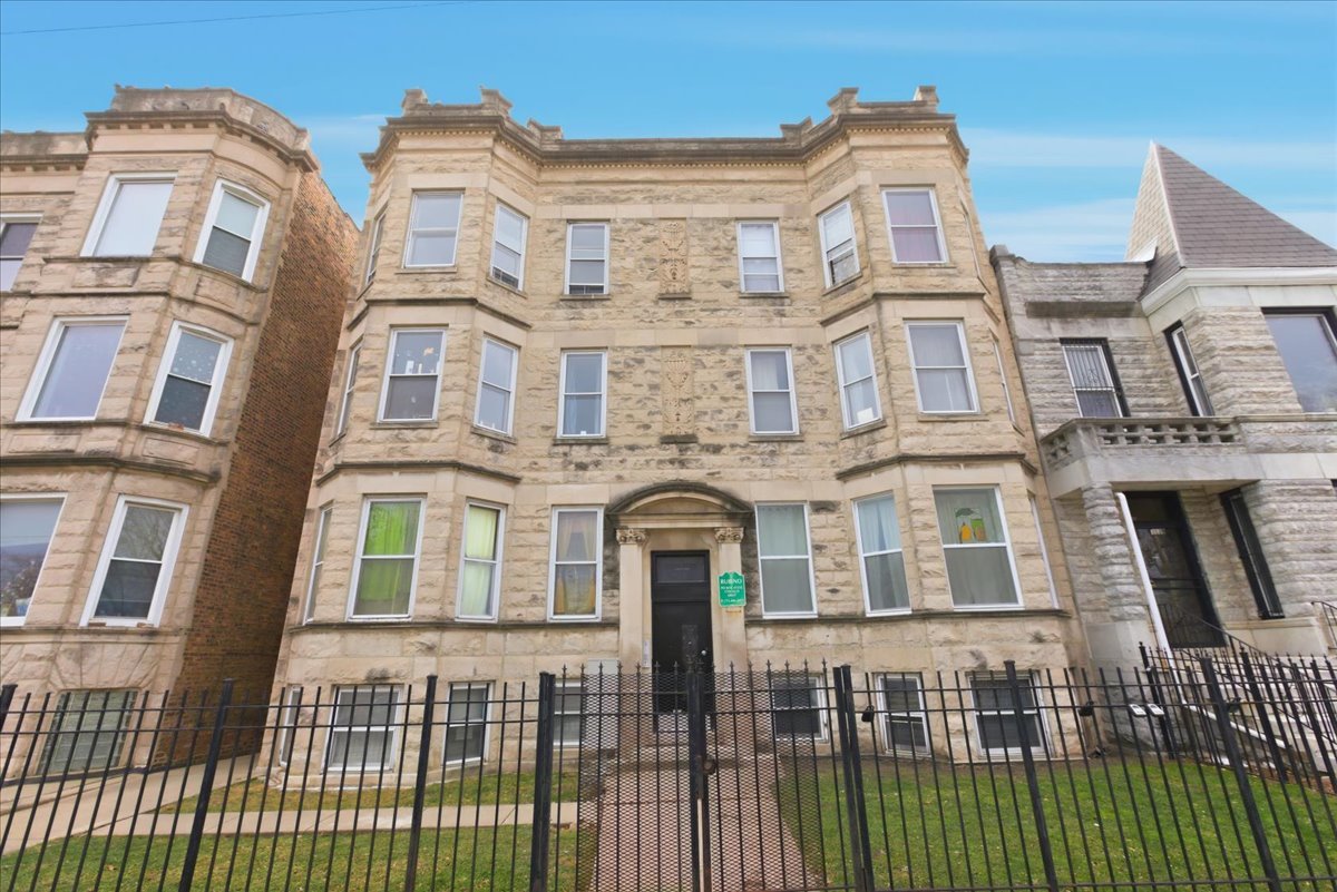 3133 West Augusta Boulevard, Unit 3E Chicago, IL 60622 - Photo 1 of 10 a front view of a house