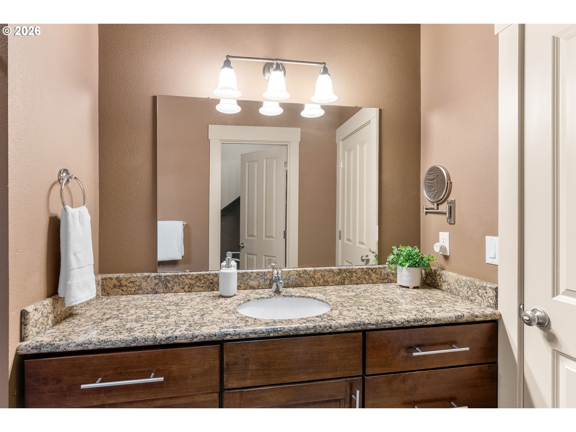 913 Falcon Court Hood River, OR 97031 - Photo 18 of 46 Bathroom