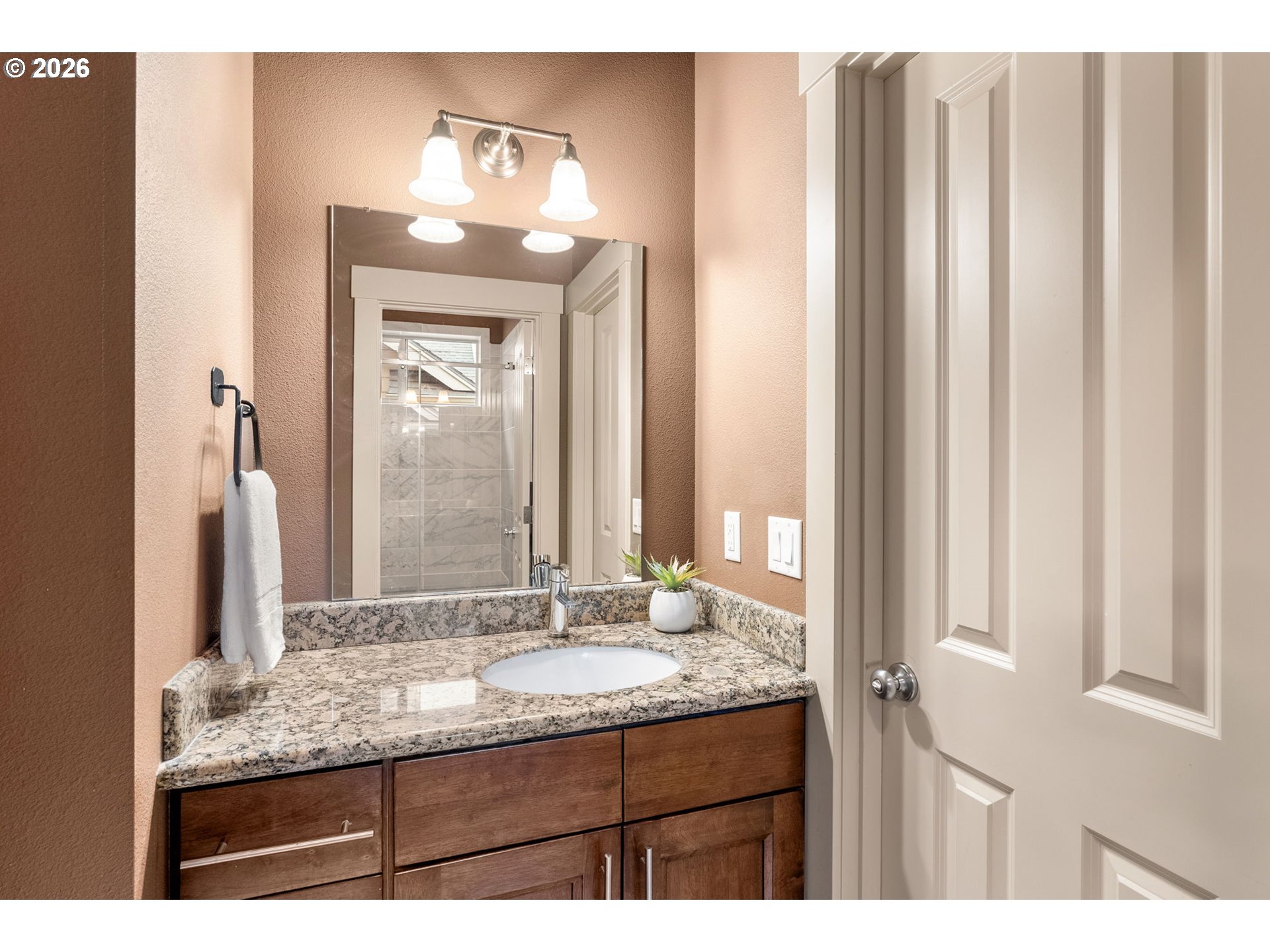 913 Falcon Court Hood River, OR 97031 - Photo 20 of 46 Bathroom