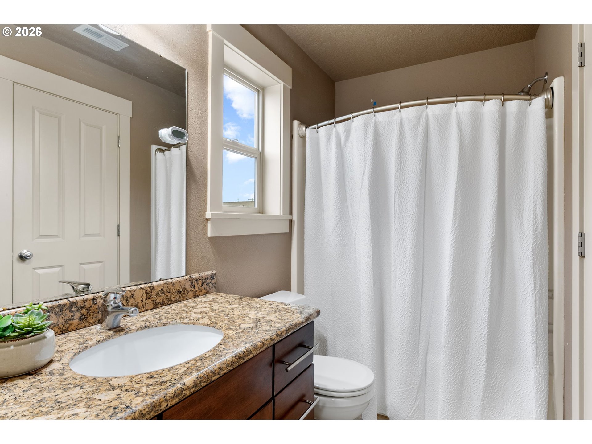 913 Falcon Court Hood River, OR 97031 - Photo 25 of 46 Bathroom, Attached