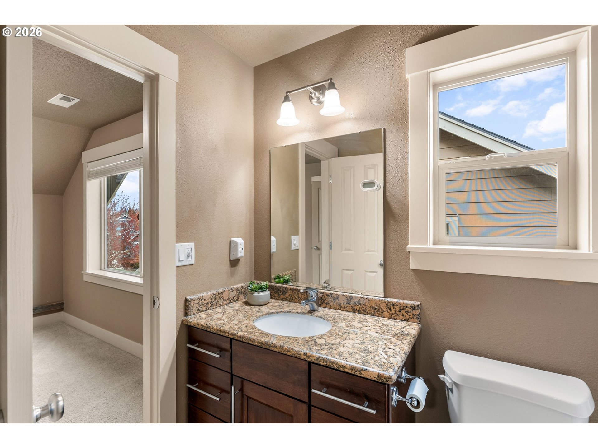913 Falcon Court Hood River, OR 97031 - Photo 26 of 46 Bathroom, Attached