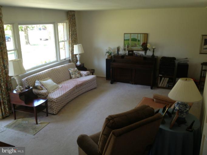 13013 Matey Road Silver Spring, MD 20906 - Photo 11 of 18 Living Room