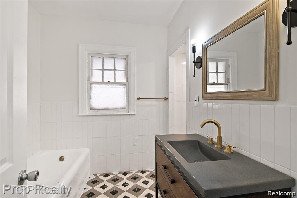 2221 Atkinson Street Detroit, MI 48206 - Photo 20 of 45 Second Floor Full Bathroom