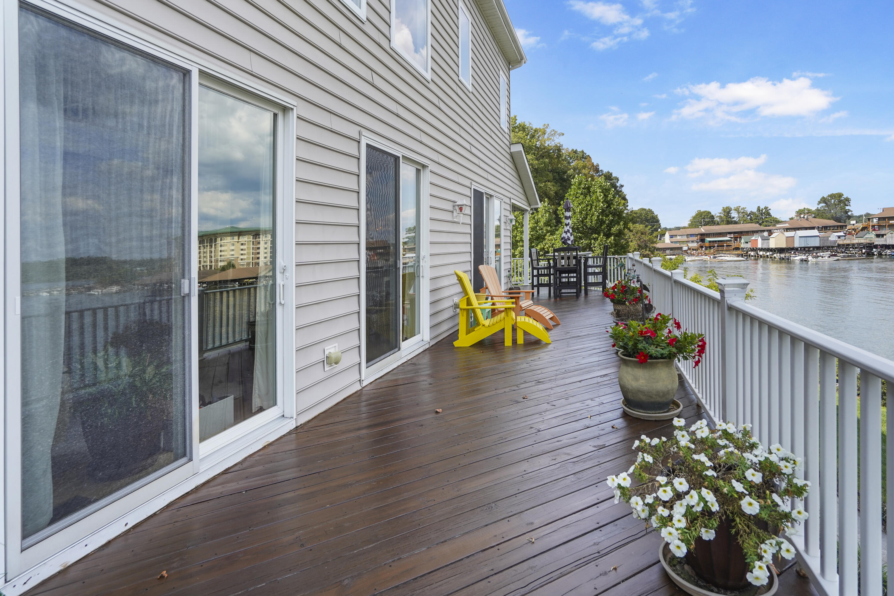 544 Wood Brook Road Moneta, VA 24121 - Photo 28 of 66 a view of a balcony with dining room and wooden floor