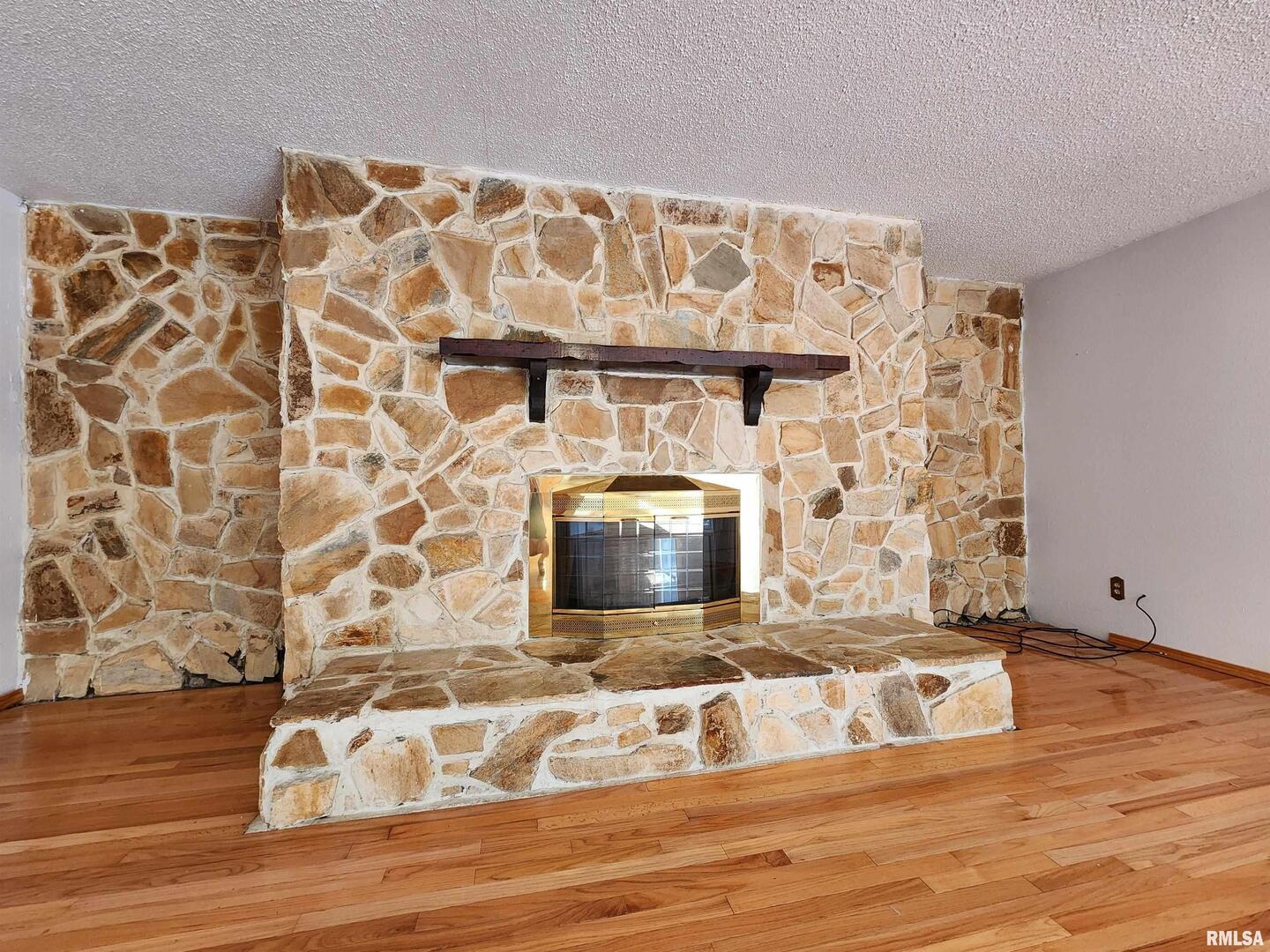 10107 Sugar Creek Road Benton, IL 62812 - Photo 15 of 43 a living room with a fireplace