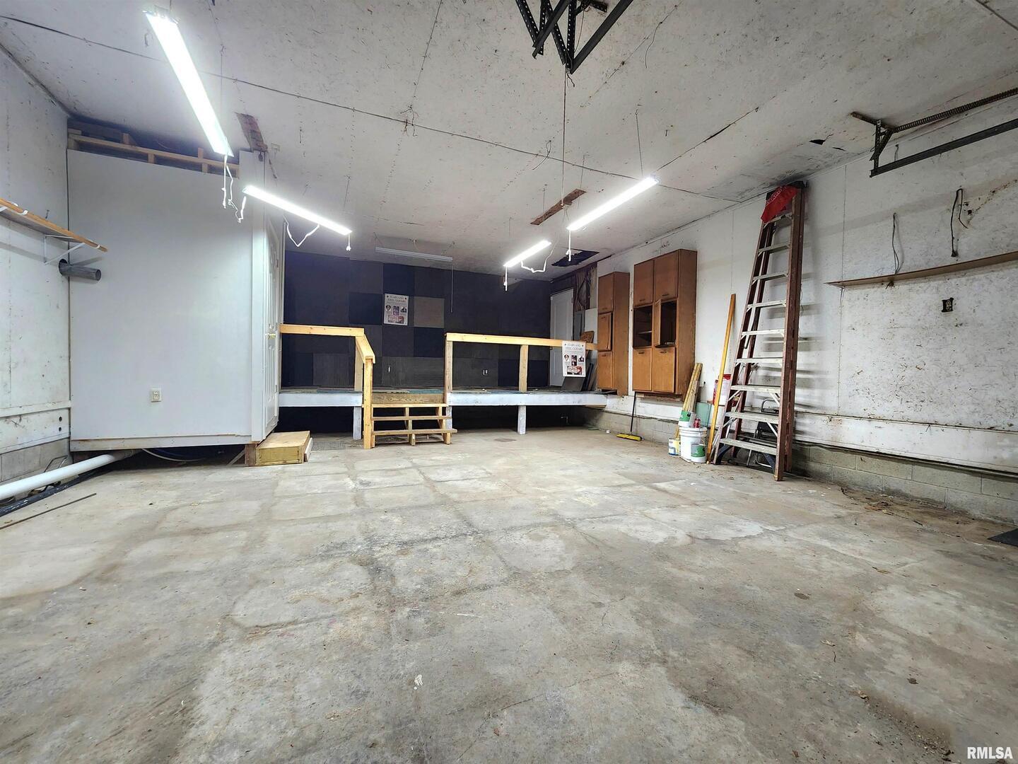 10107 Sugar Creek Road Benton, IL 62812 - Photo 28 of 43 a view of an empty room with gym equipment