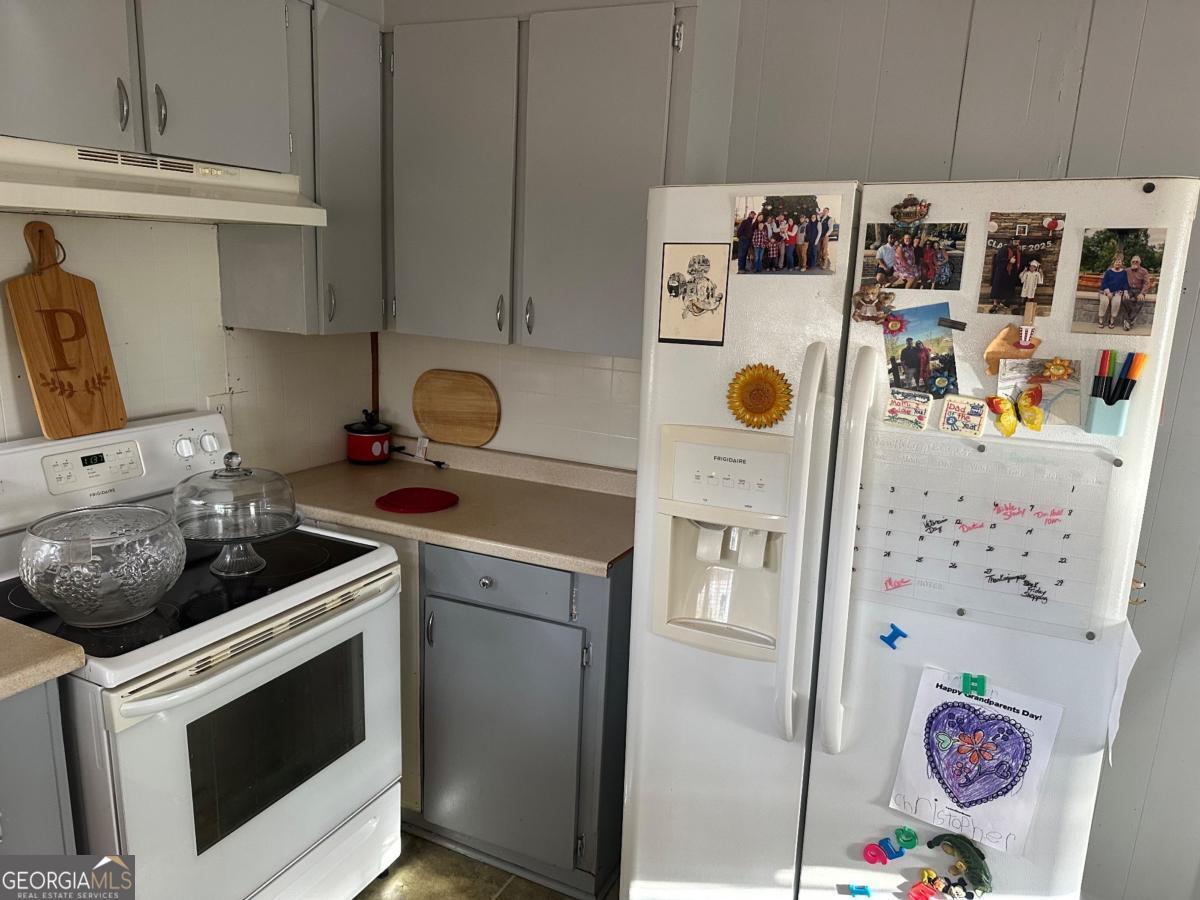 160 Macon Road McIntyre, GA 31054 - Photo 6 of 22 a kitchen with a refrigerator and a stove
